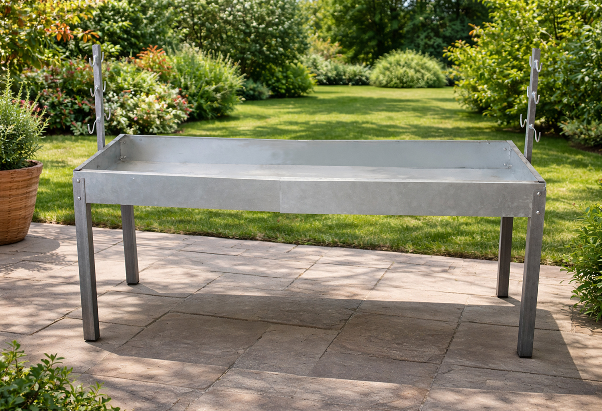 Η ψησταριά τοποθετημένη στο χώρο μιας αυλής.